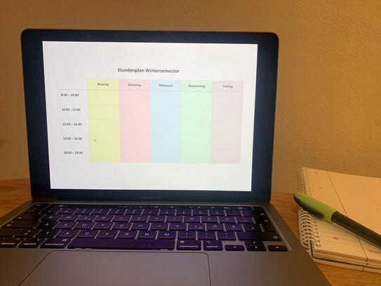 Stundenplan02 Laptop mit Stundenplan